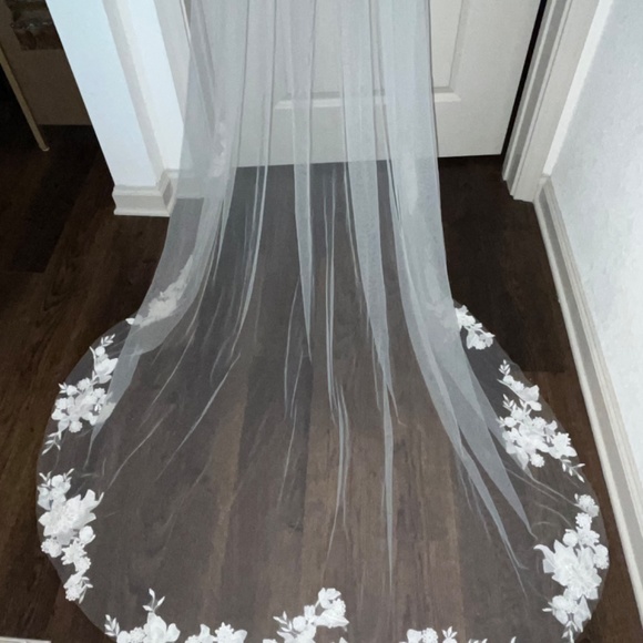 BRAND NEW, UNUSED VEIL